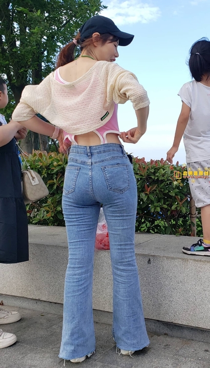 一个花容月貌的潮流牛仔裤丰臀女孩[QY-M5B4]