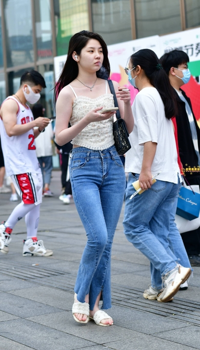 一位身材近乎完美的新潮牛仔裤长腿靓女[NM-513G]