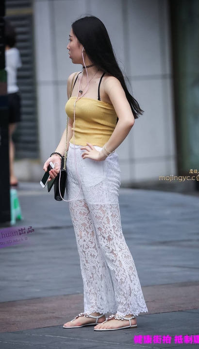 偶遇柳娇花媚的性感精美服饰圆臀美眉[YK-KSSW]