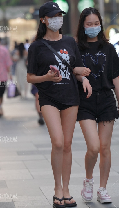 抓拍圆润紧绷的潮流热裤长腿女孩[GW-0M2O]