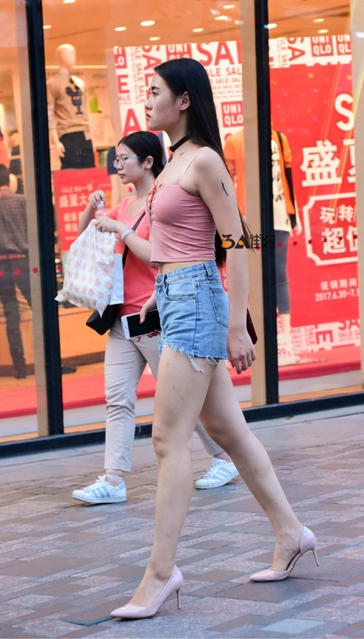 一位修眉联娟的新潮热裤大长腿美眉[WF-QCSN]