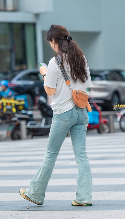 抓拍清水芙蓉的时髦紧身牛仔裤宽臀辣妹[JL-3ORM]