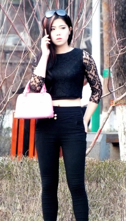 一位身姿曼妙的极品紧身裤宽臀美女[QY-9GG6]