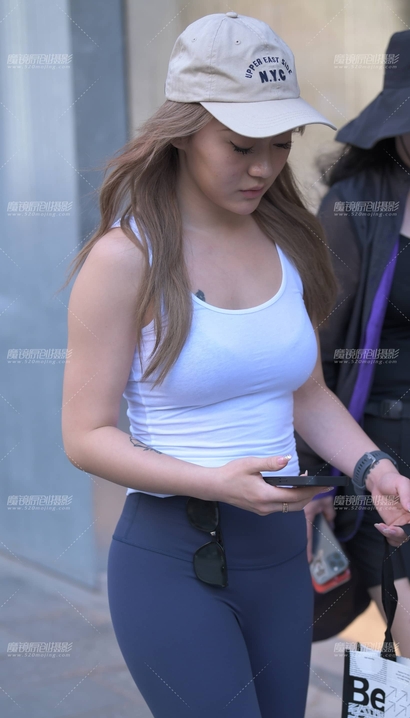 街拍巧笑倩兮的潮流紧身裤宽臀女神[GI-S8ZA]