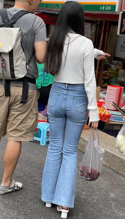 抓拍桃羞杏让的新潮紧身牛仔裤丰臀小姐姐[GY-AK26]