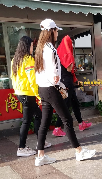 抓拍语笑嫣然的气质紧身裤翘臀小姐姐[YY-X5UY]