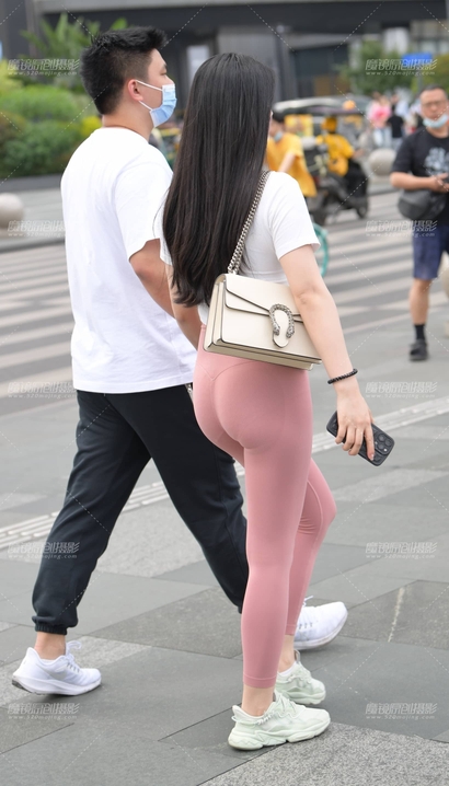 偶遇桃羞杏让的前卫紧身裤大长腿美眉[KN-528H]