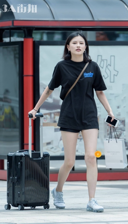 抓拍袅袅娉娉的性感热裤美腿小姐姐[BW-1AST]