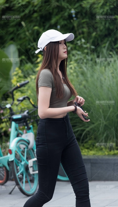 一位出尘脱俗的小清新紧身牛仔裤翘臀靓女[TX-FX0X]