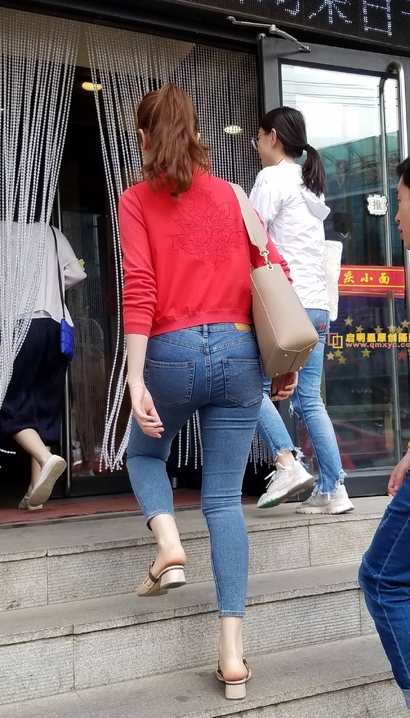 一个聘婷秀雅的性感紧身牛仔裤美臀小姐姐[IE-Y2Y4]