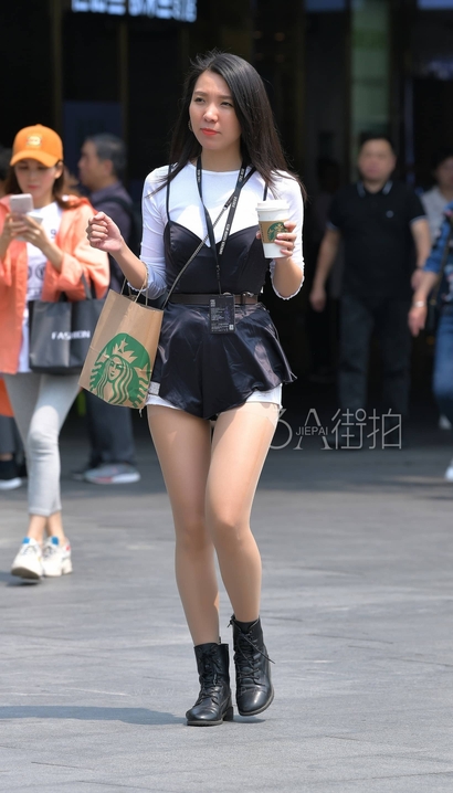 一位天生丽质的新潮热裤长腿女孩[CT-E50S]