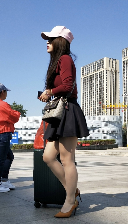 街拍桃羞杏让的前卫裙子长腿御姐[HW-730M]