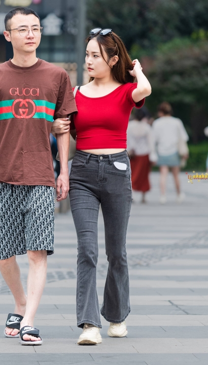 一位袅袅娉娉的潮流紧身牛仔裤长腿美女[IU-Y876]