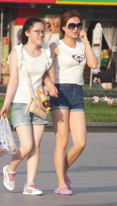 街拍窈窕淑女的小清新热裤宽臀女神[ZG-Y1OH]
