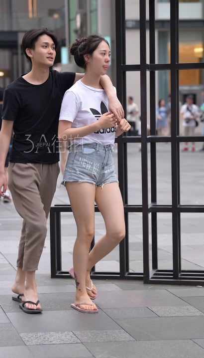 偶遇圆润紧绷的小清新热裤圆臀靓女[UX-6D3B]