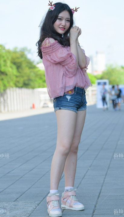 偶遇颜值很高的新潮热裤宽臀靓女[KS-DNTC]