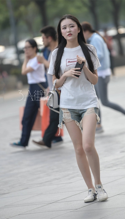 街拍妍姿艳质的风尚热裤大长腿女孩[RT-51Y3]