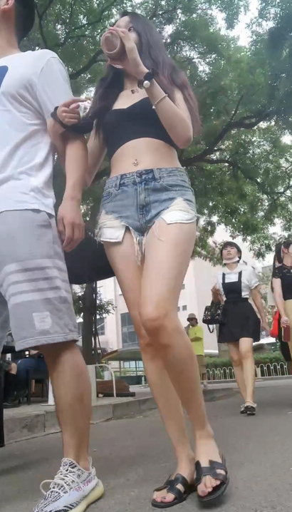 【视频】一位软玉温香的时尚热裤圆臀美眉[EY-5807]