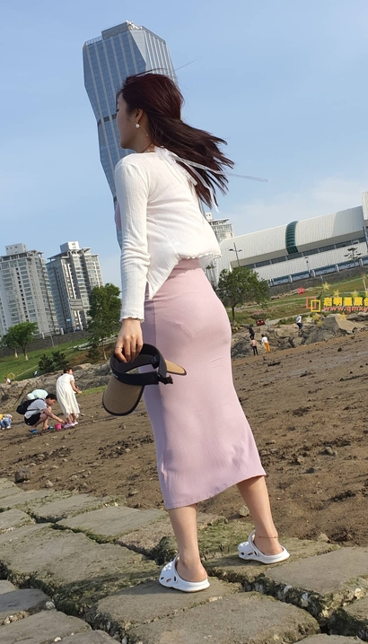 一位美丽大方的性感裙子紧臀女孩[ED-98HK]