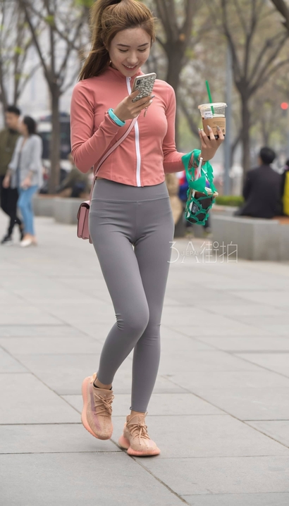偶遇清丝纠缠的小清新紧身裤丰臀美女[HX-F0JC]