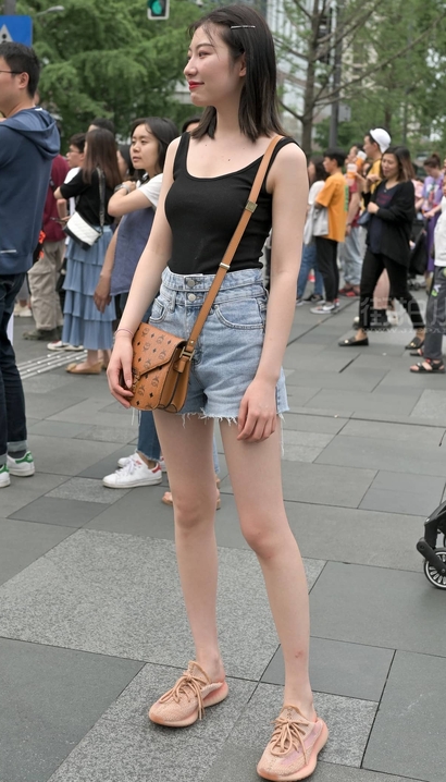 街拍风姿绰约的新潮热裤圆臀女神[GJ-642D]