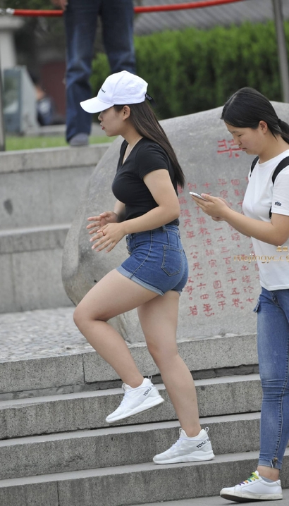 街拍娥娜翩跹的气质热裤翘臀女孩[NY-39U1]