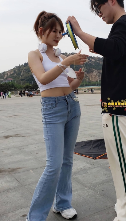 一位明艳不可方物的时尚紧身牛仔裤长腿女生[VR-XX50]