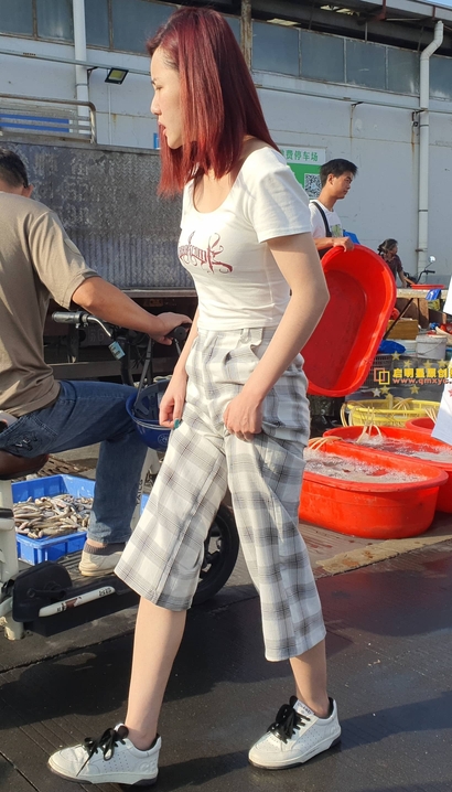 抓拍花枝招展的小清新雅致服饰紧臀小姐姐[AI-W8F2]