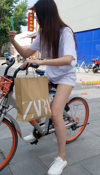 街拍风华绝代的潮流热裤大长腿女神[LL-ILH5]