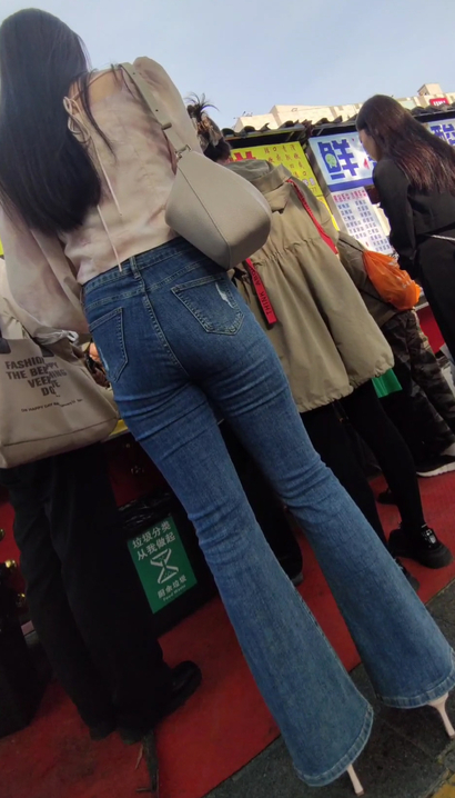 【视频】偶遇华如桃李的风尚牛仔裤圆臀女生[SX-V518]