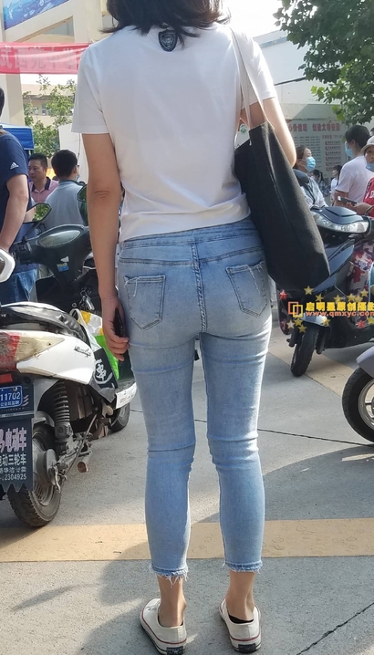 偶遇青春活力的时髦牛仔裤紧臀女神[FT-933N]