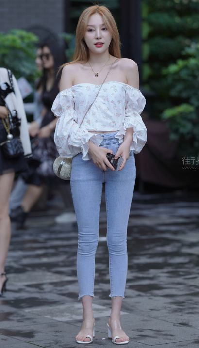 偶遇丰姿妍丽的时尚紧身牛仔裤圆臀美女[NB-W8L5]