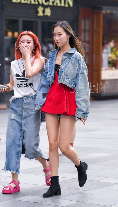一个明目皓齿的前卫热裤大长腿女生[YC-FA24]