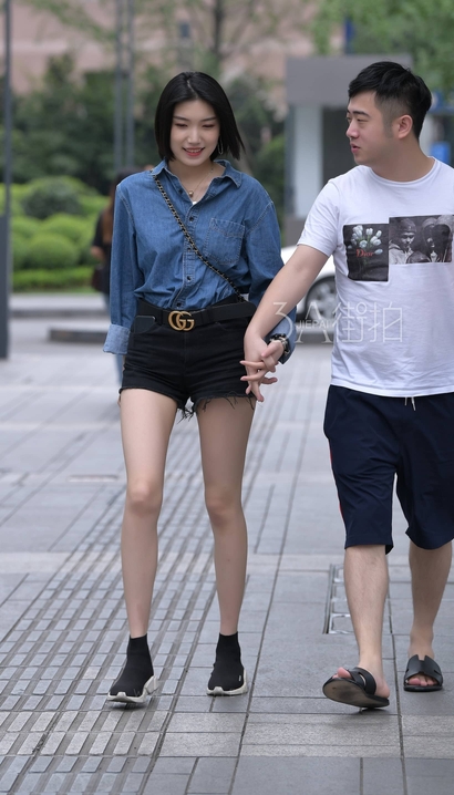 街拍粉妆玉琢的气质热裤紧臀女孩[ZT-5O1J]