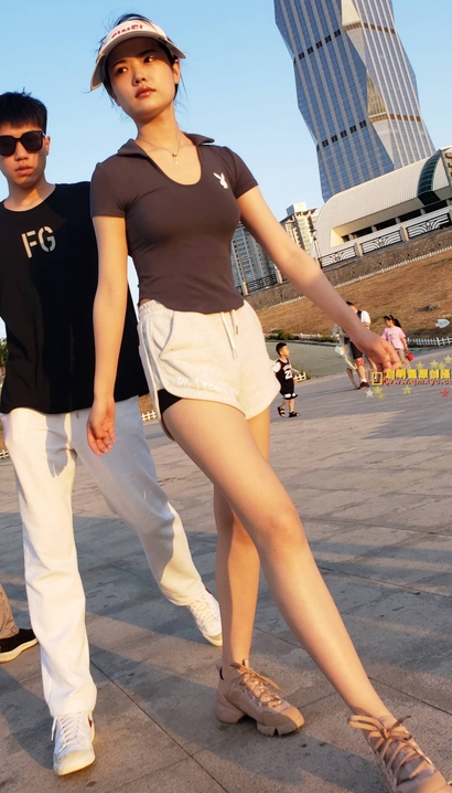 一位颜值很高的潮流热裤丰臀女生[HM-158V]