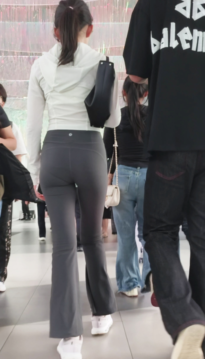 【视频】抓拍桃羞杏让的前卫紧身裤丰臀靓女[AS-N44H]