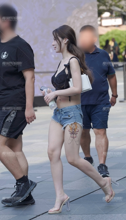 一位娉婷婀娜的小清新热裤长腿美女[JI-PW9N]