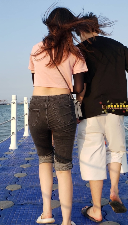 一个饱满圆润的新潮牛仔裤美臀辣妹[TD-52U8]