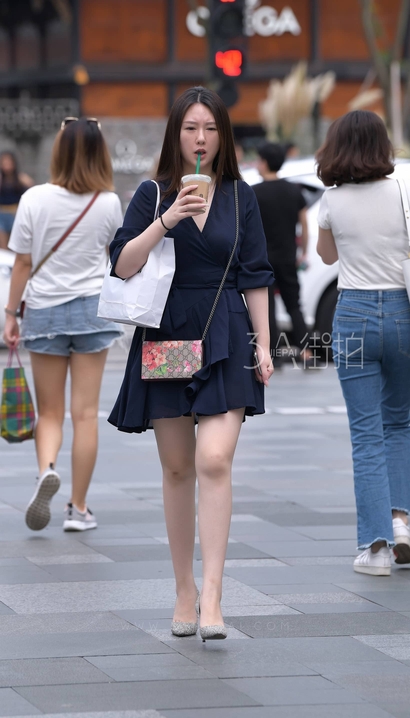 街拍小家碧玉的气质裹臀裙圆臀女孩[VD-BG86]