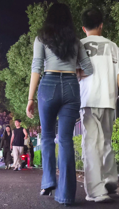 【视频】偶遇身材完美的气质紧身牛仔裤宽臀辣妹[ML-761M]