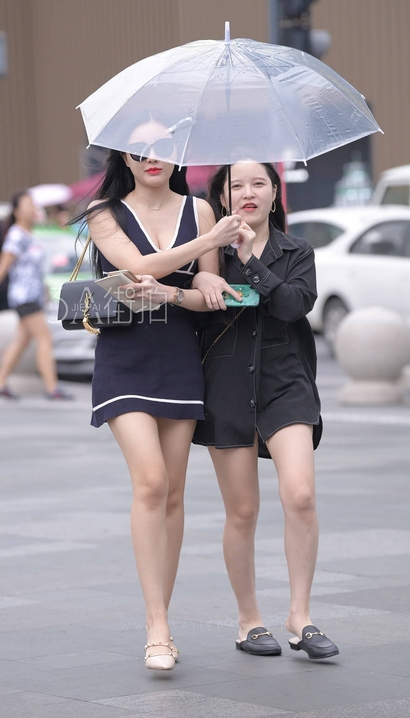抓拍修眉联娟的新潮超短裙紧臀美眉[RM-C289]