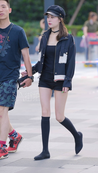 抓拍圆润紧绷的新潮热裤长腿靓女[MY-U44R]