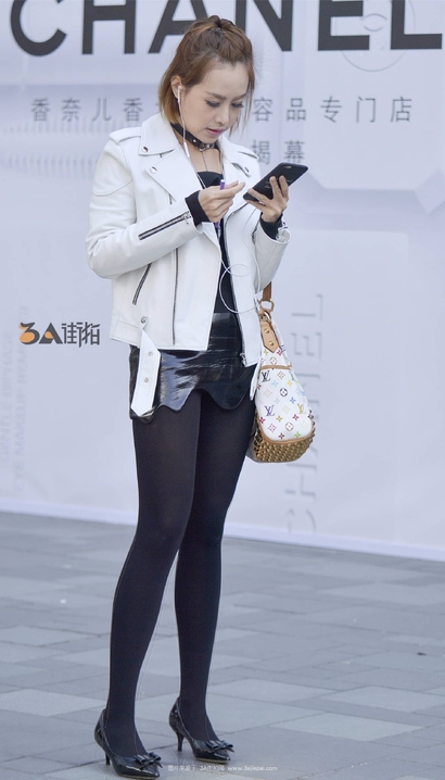 街拍气质非凡的新潮包臀裙大长腿美女[QC-GW42]