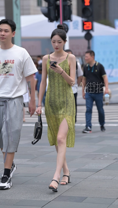 一个肤如凝脂的时尚裙子圆臀女孩[AD-6018]
