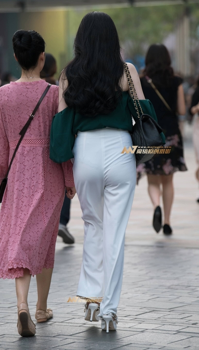街拍国色天香的前卫个性着装圆臀女生[NG-D715]