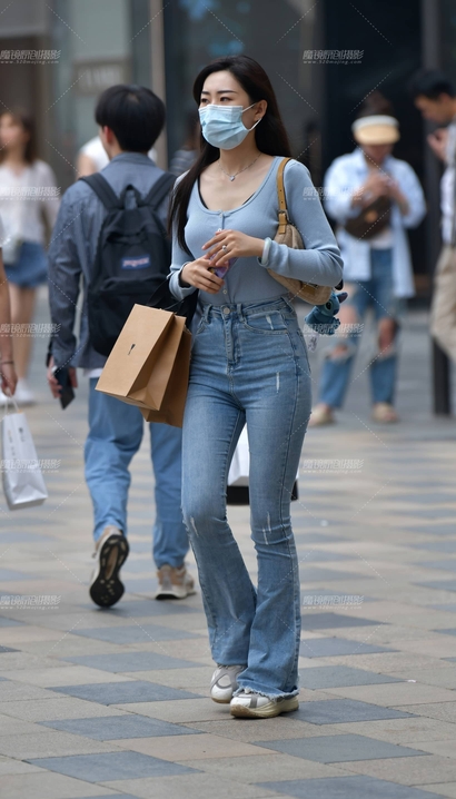 一位风姿绰约的时髦紧身牛仔裤圆臀靓女[YV-F227]