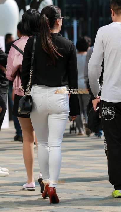 一位仪态万端的极品紧身裤丰臀靓女[HY-VILX]