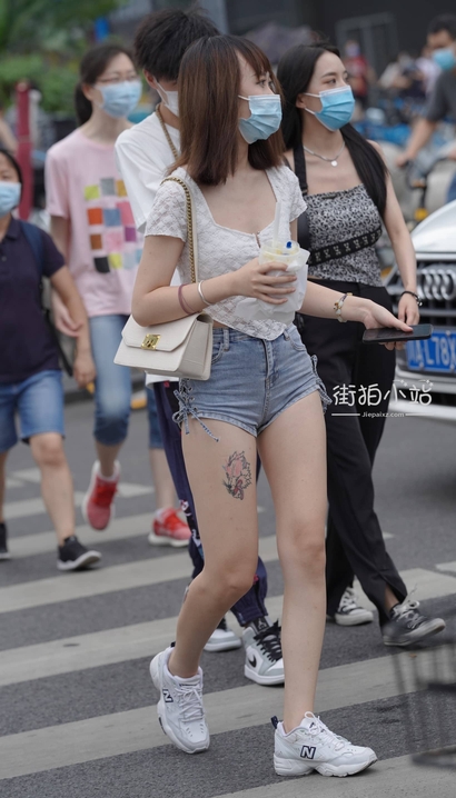 抓拍温婉可人的性感热裤美臀女孩[NU-K2P8]