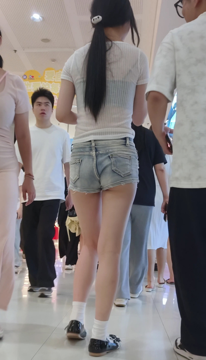 【视频】抓拍金枝玉叶的时尚热裤长腿靓女[BW-6D0Y]