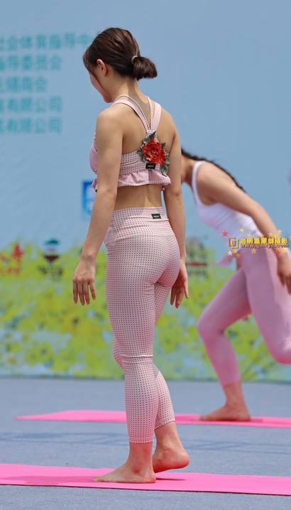 一个风华绝代的气质紧身裤紧臀小姐姐[UF-13FJ]